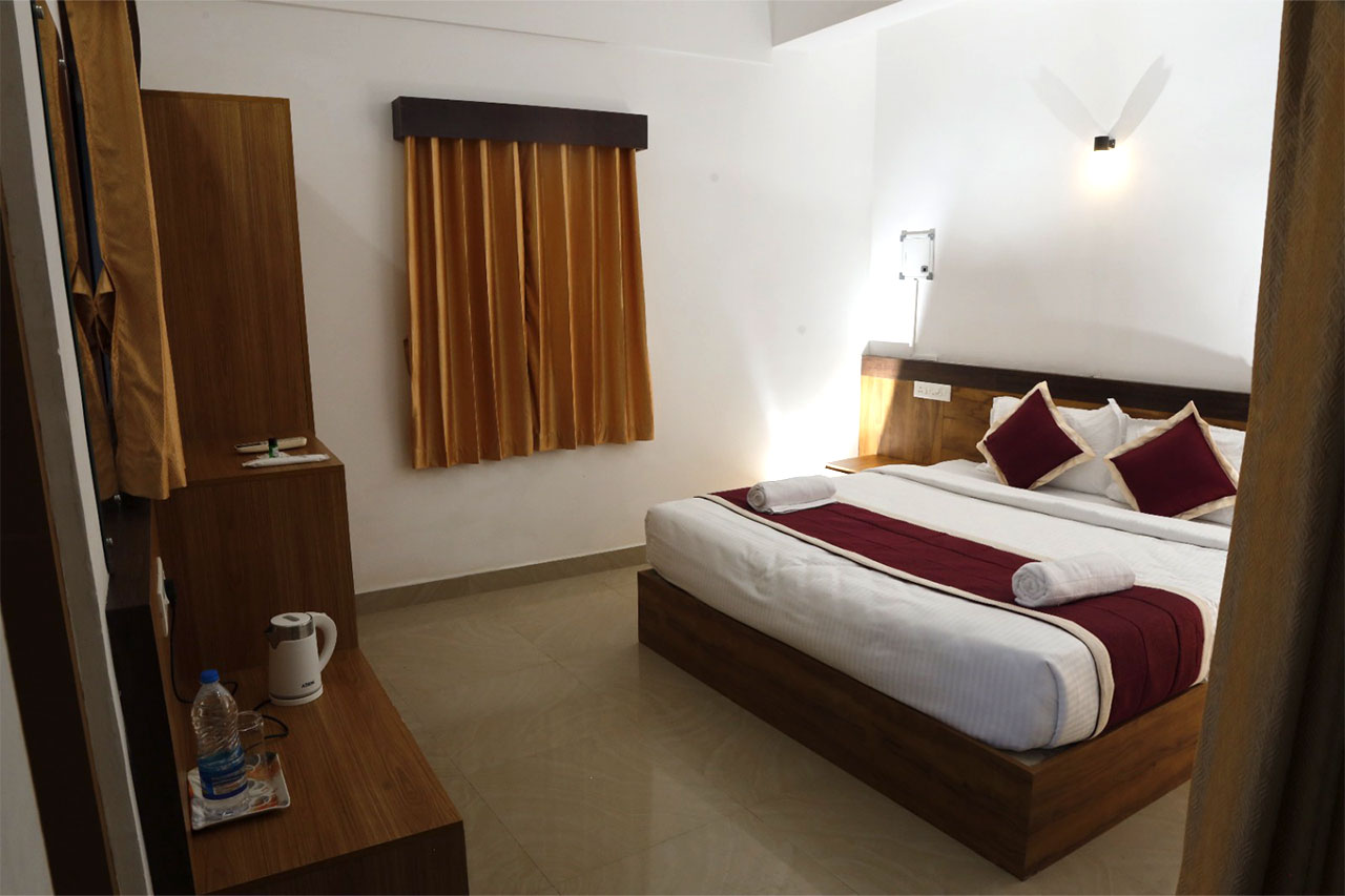 ramakkalmedu-holiday-inn---ac-room-5
