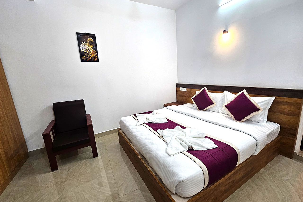 ramakkalmedu-holiday-inn---famil-room-1