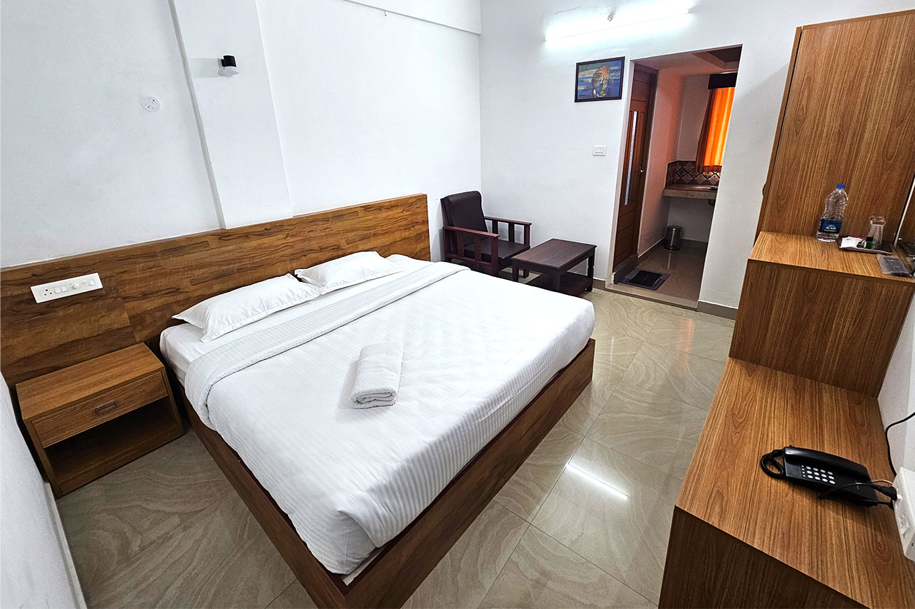 ramakkalmedu-holiday-inn---famil-room-2