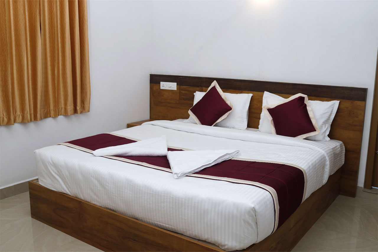 ramakkalmedu-holiday-inn---famil-room-4