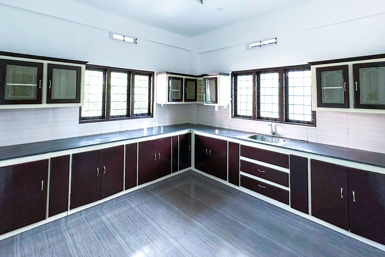 ramakkalmedu-holiday-inn---famil-room-5